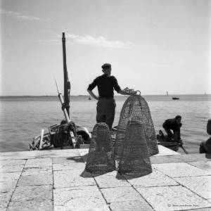 Rosario Bonventre 1960, imbarco delle nasse antico sistema di pesca, realizzate a Trapani con fibra vegetale .